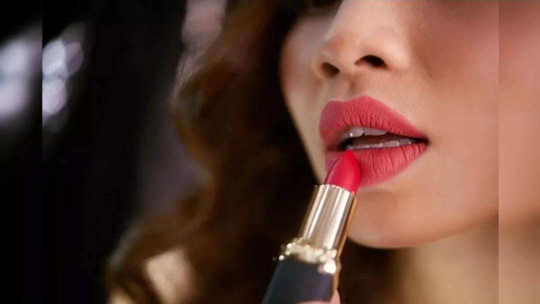 Lipstick Elegance: 5 Tricks for Outfit Harmony: आउटफिट के साथ लिपस्टिक के लिए 5 तरीके